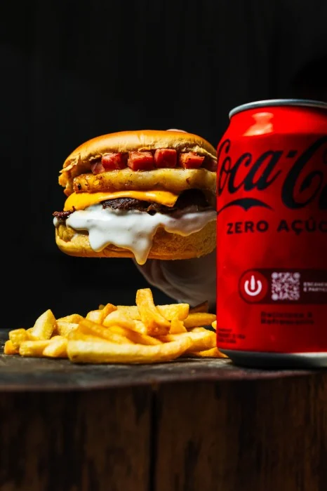 Combo Rindo sozinho: hambúrguer, batata e bebida