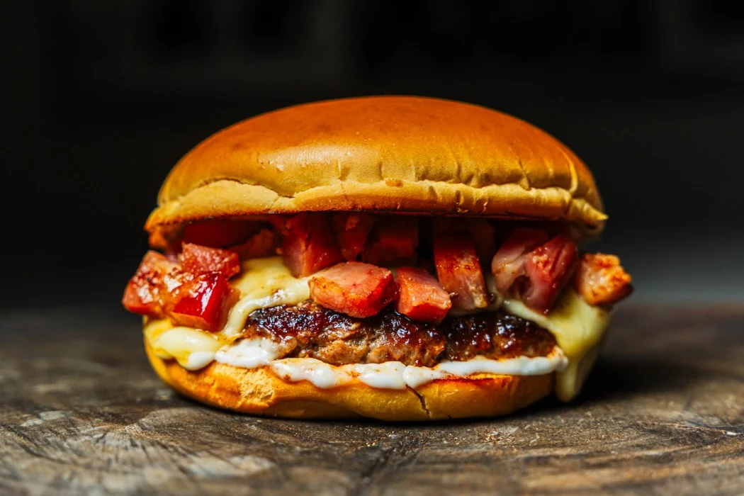 Smile Bacon com bacon crocante, queijo e maionese de alho