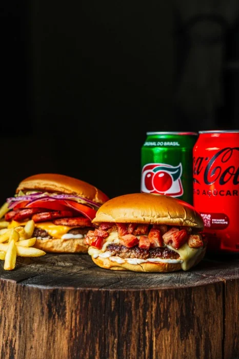 Combo Sorriso a dois: hambúrgueres, batatas e bebidas